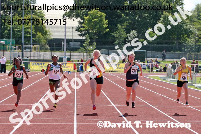 Under-15 girls 100 metres. Photo: David T. Hewitson/Sports for All Pics